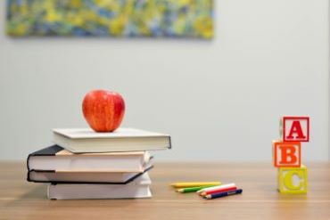 Escritorio con varios libros
